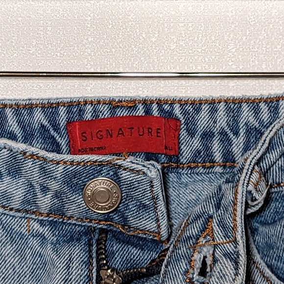 Signature Denim - Picture 7 of 7